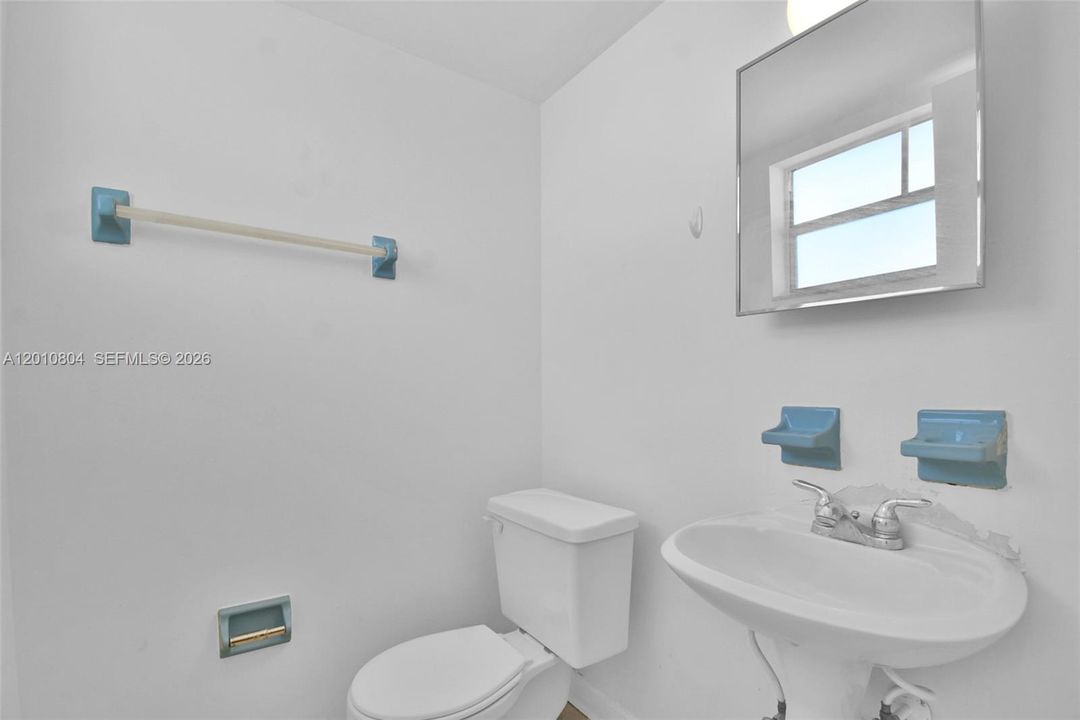 For Sale: $265,000 (1 beds, 1 baths, 703 Square Feet)