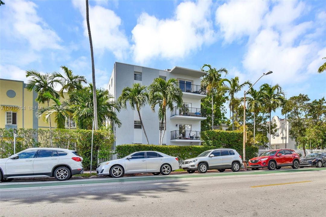For Sale: $265,000 (1 beds, 1 baths, 703 Square Feet)