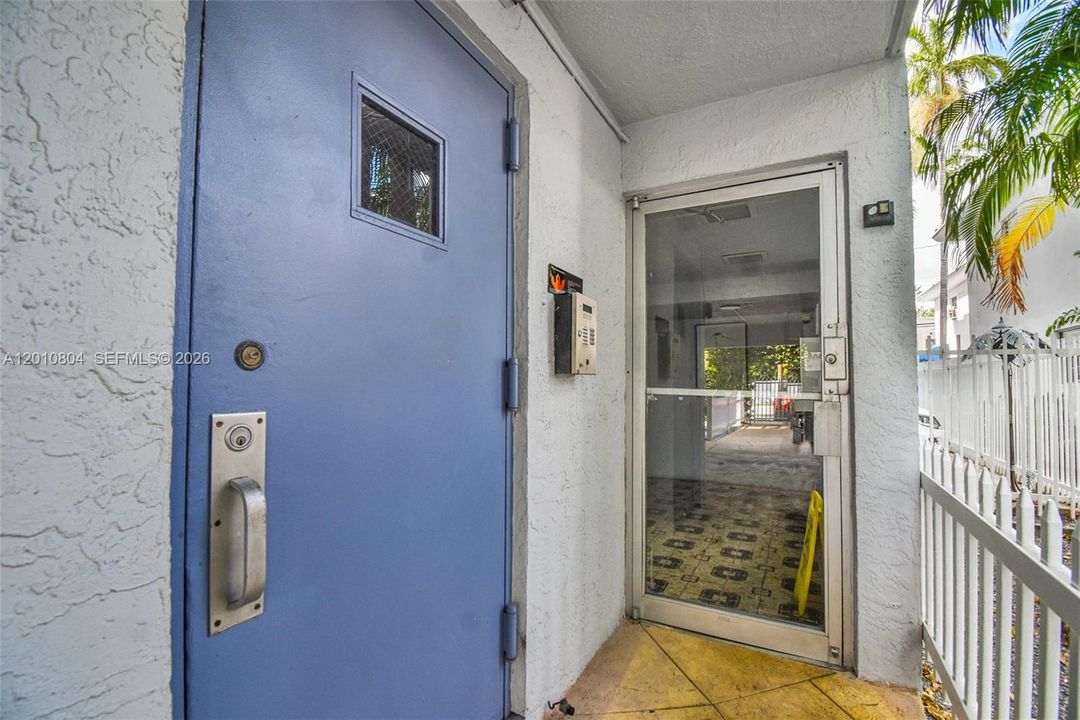 For Sale: $265,000 (1 beds, 1 baths, 703 Square Feet)
