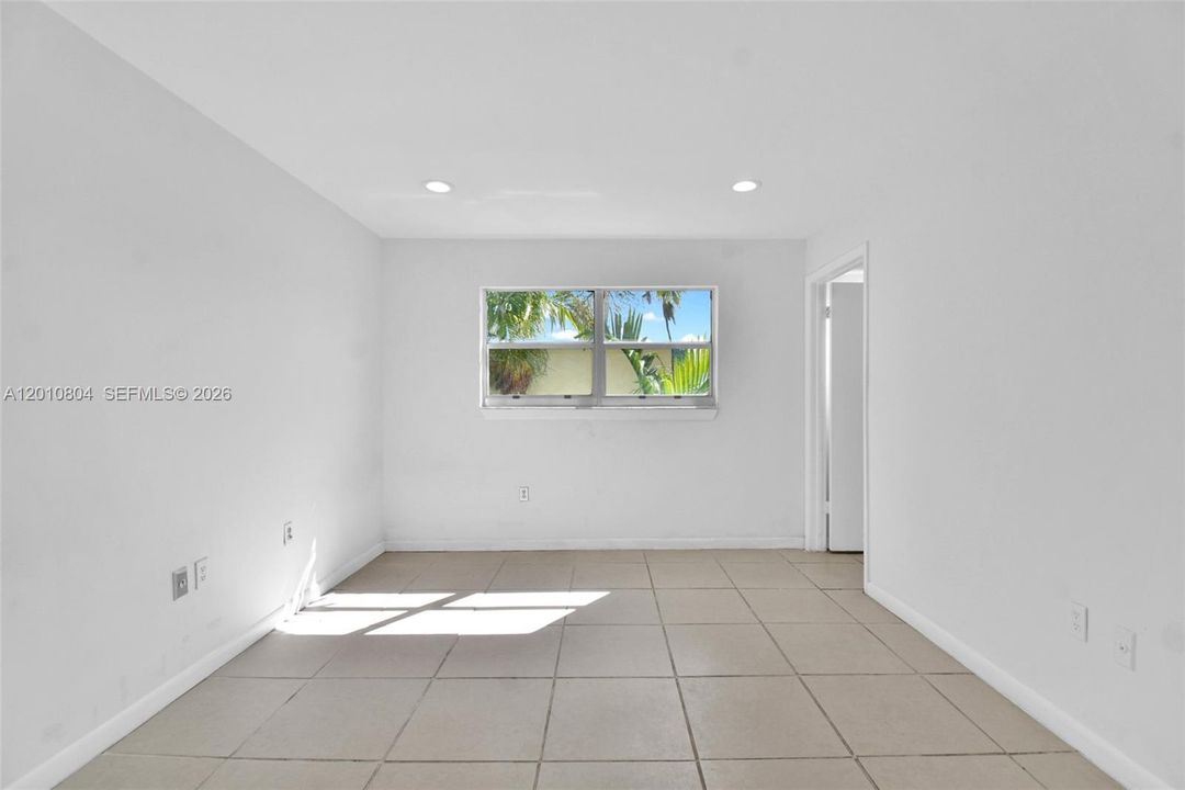 For Sale: $265,000 (1 beds, 1 baths, 703 Square Feet)
