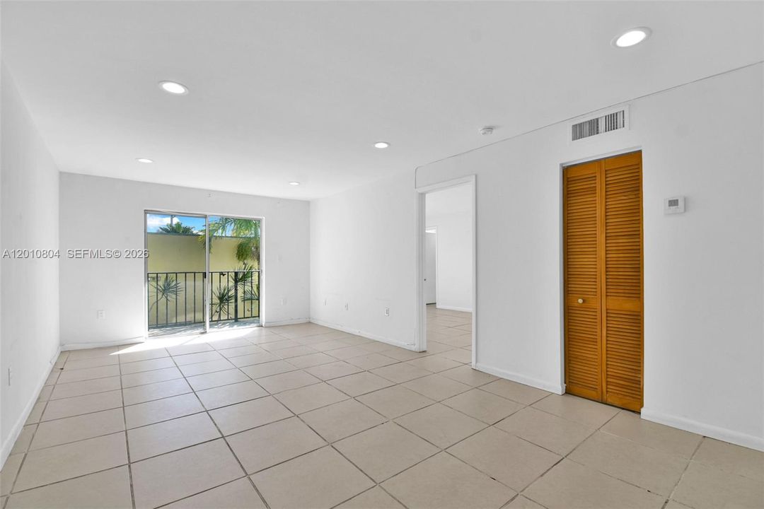 For Sale: $265,000 (1 beds, 1 baths, 703 Square Feet)