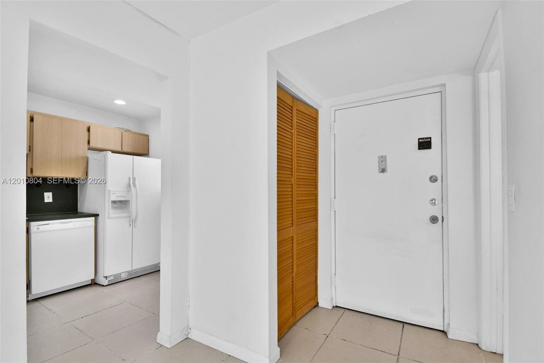 For Sale: $265,000 (1 beds, 1 baths, 703 Square Feet)