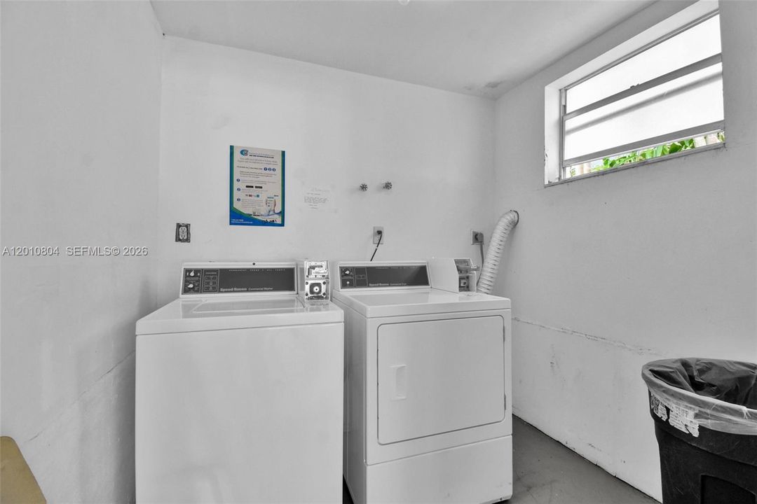 For Sale: $265,000 (1 beds, 1 baths, 703 Square Feet)