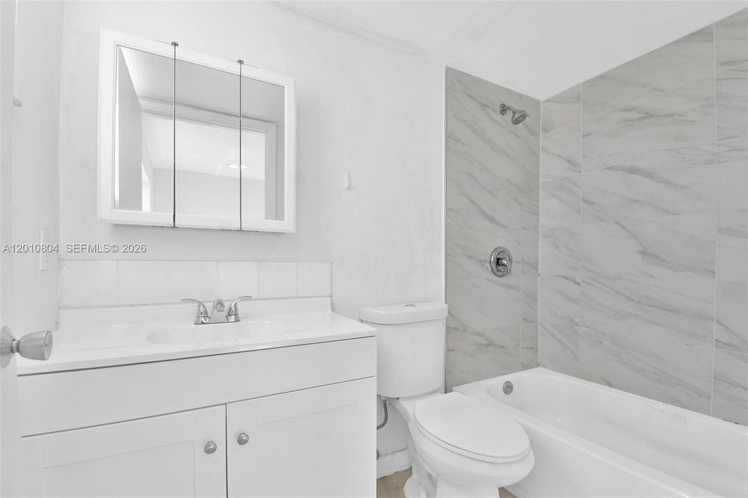For Sale: $265,000 (1 beds, 1 baths, 703 Square Feet)