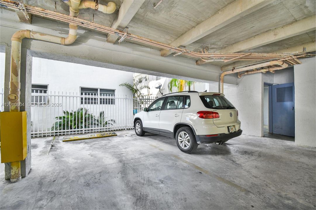 For Sale: $265,000 (1 beds, 1 baths, 703 Square Feet)