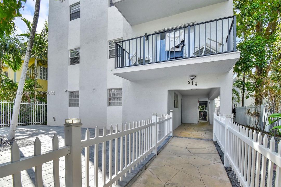 For Sale: $265,000 (1 beds, 1 baths, 703 Square Feet)