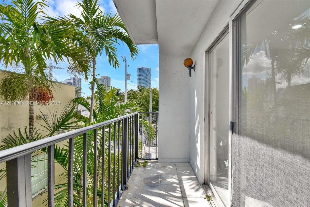 For Sale: $265,000 (1 beds, 1 baths, 703 Square Feet)