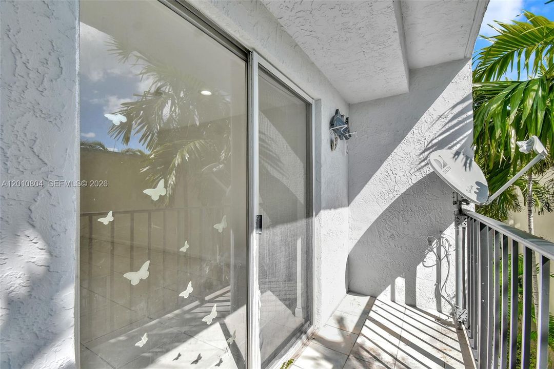 For Sale: $265,000 (1 beds, 1 baths, 703 Square Feet)