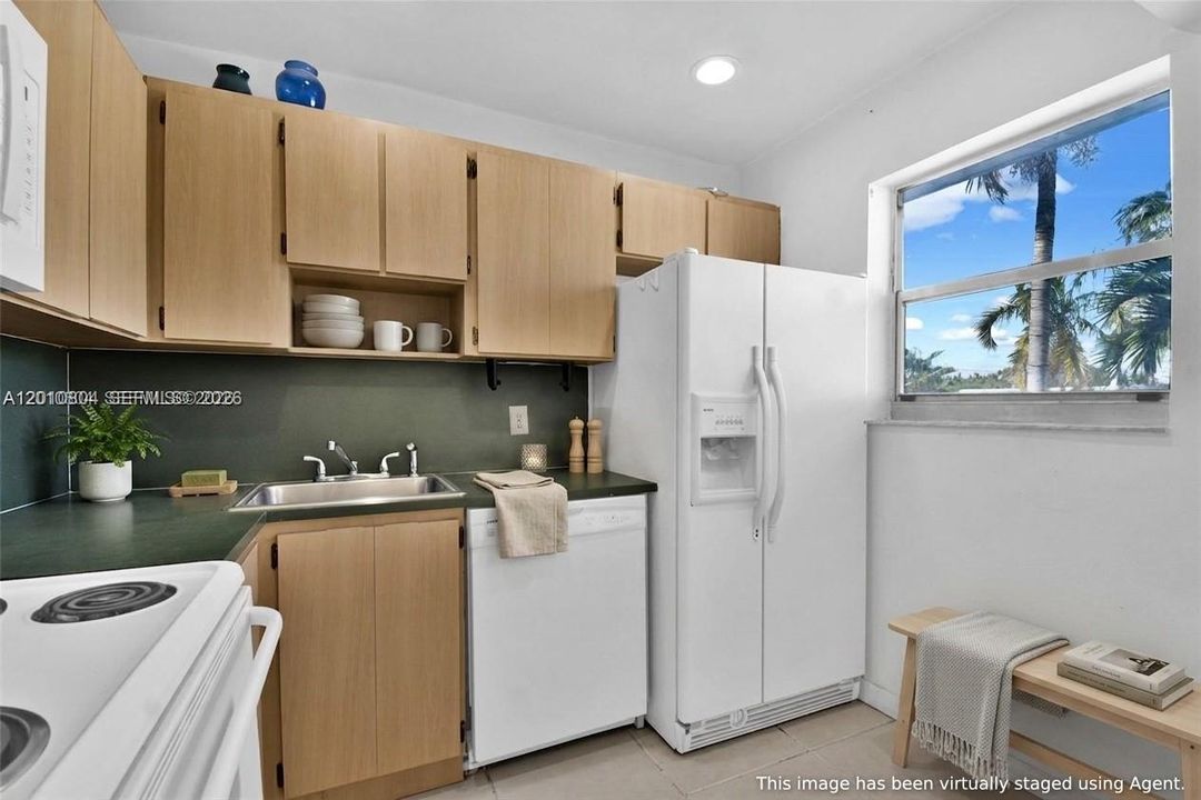 For Sale: $265,000 (1 beds, 1 baths, 703 Square Feet)