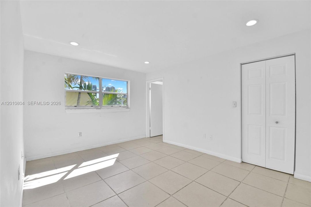 For Sale: $265,000 (1 beds, 1 baths, 703 Square Feet)