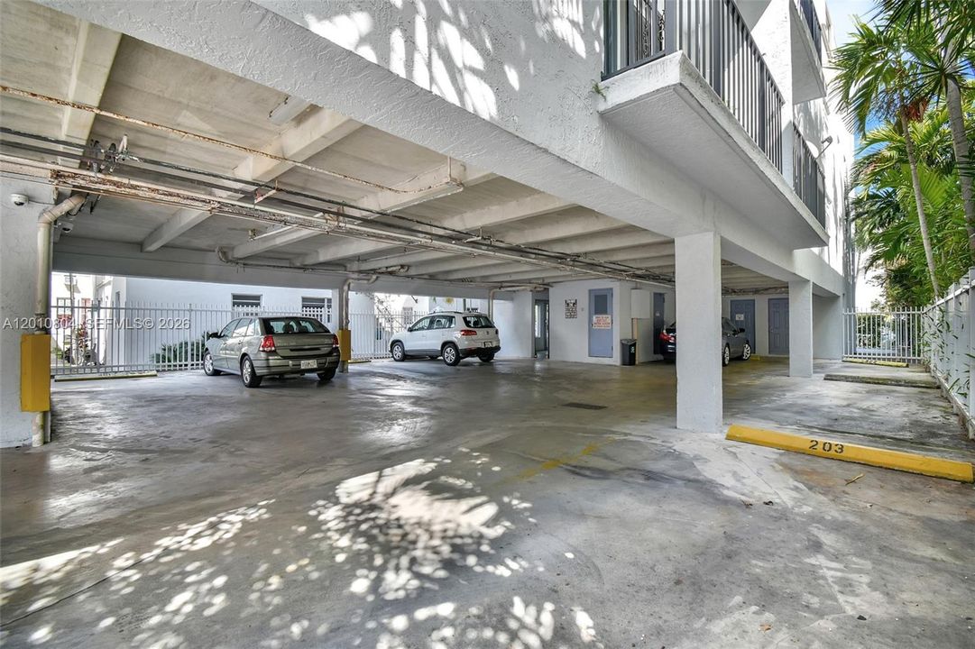 For Sale: $265,000 (1 beds, 1 baths, 703 Square Feet)