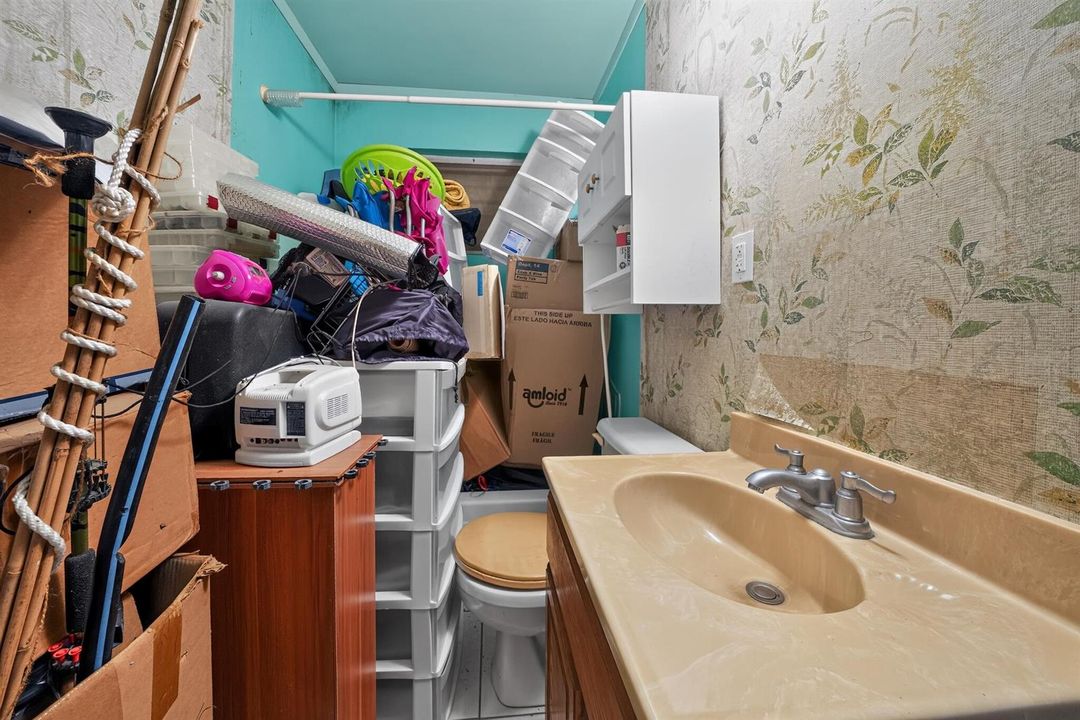 31_9290_Orange_Ave-Bathroom-0491