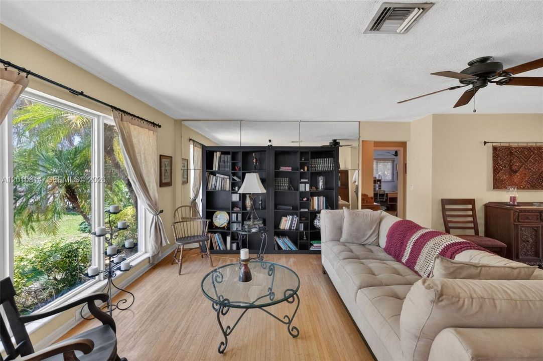 Activo con contrato: $1,075,000 (3 camas, 2 baños, 1761 Pies cuadrados)