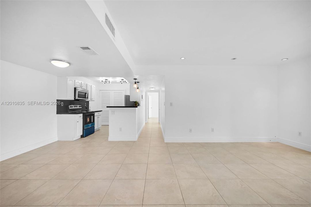 合同活跃: $2,900 (3 贝兹, 2 浴室, 1140 平方英尺)