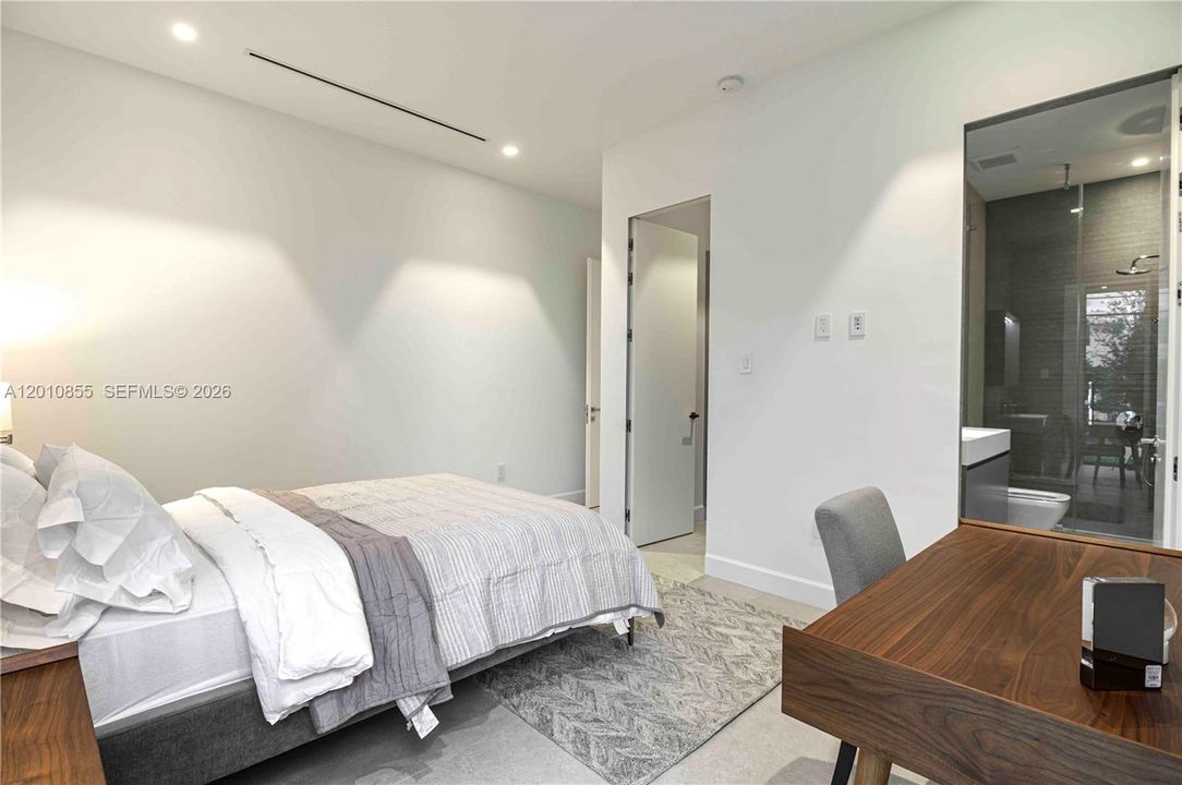 В аренду: $30,000 (6 спален, 6 ванн, 4711 Квадратных фут)