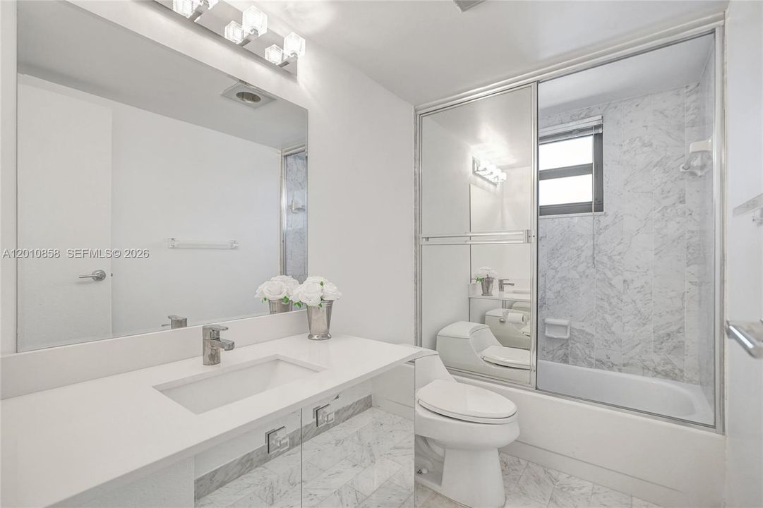 Под контрактом: $699,000 (2 спален, 2 ванн, 1400 Квадратных фут)