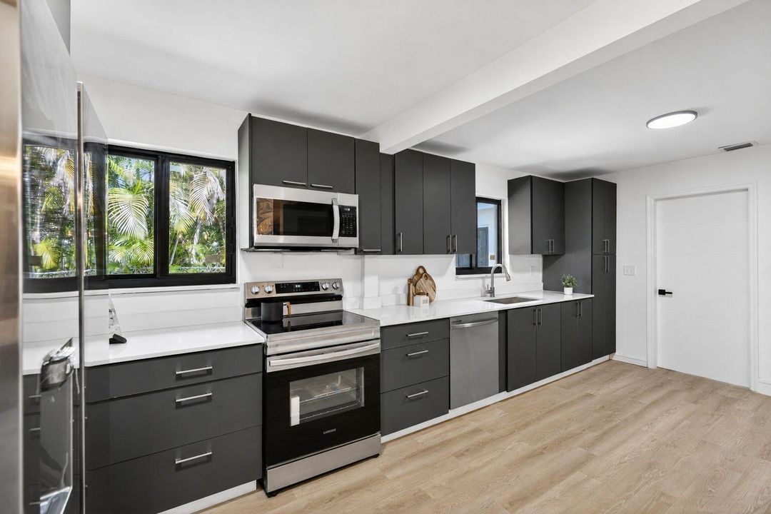 56-web-or-mls-bright_modern_kitchen_inte