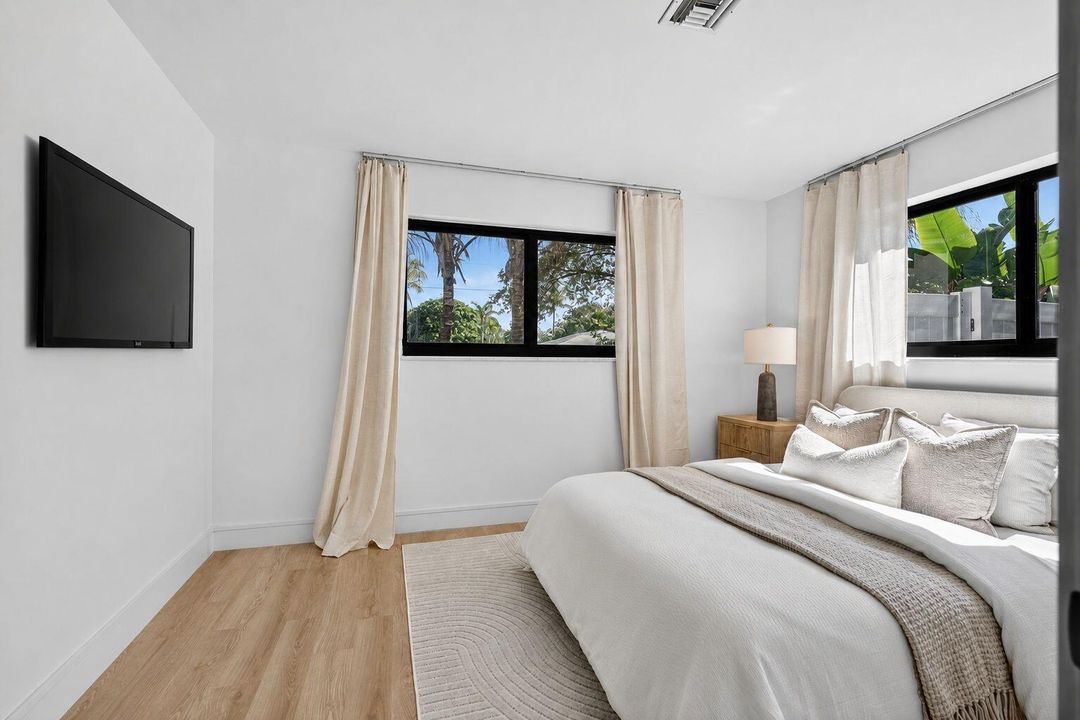61-web-or-mls-bedroom_cleaned