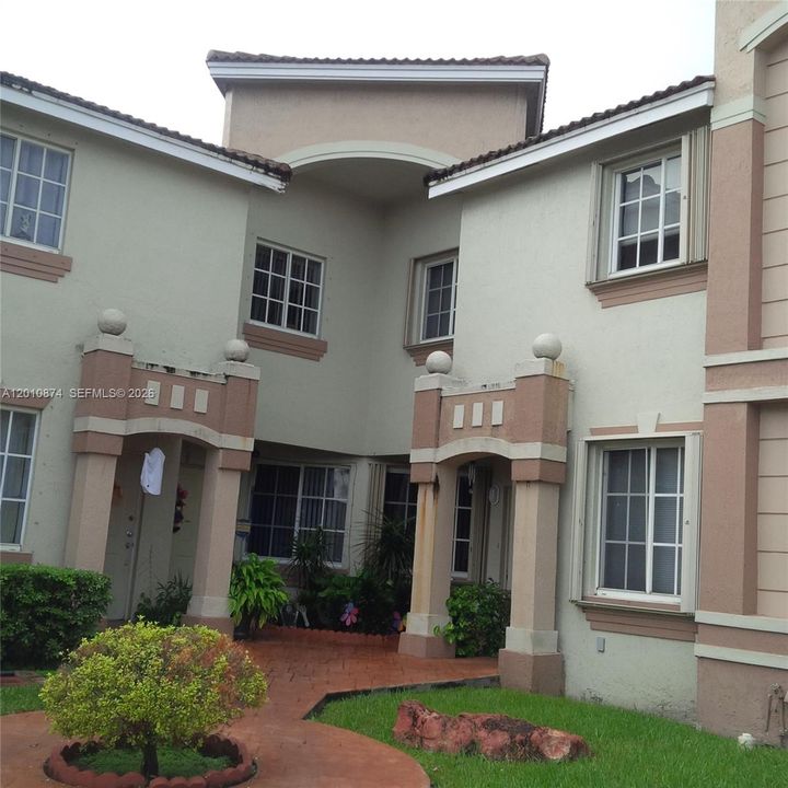 Activo con contrato: $360,000 (2 camas, 2 baños, 1090 Pies cuadrados)