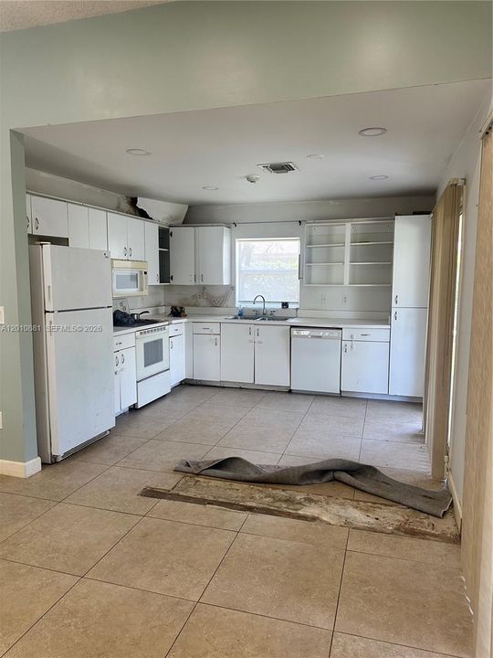 Activo con contrato: $230,000 (2 camas, 2 baños, 1057 Pies cuadrados)