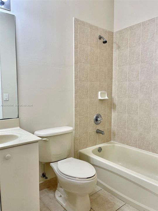 Activo con contrato: $4,500 (4 camas, 3 baños, 1985 Pies cuadrados)