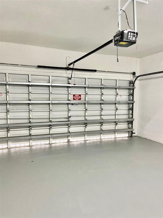 Activo con contrato: $4,500 (4 camas, 3 baños, 1985 Pies cuadrados)