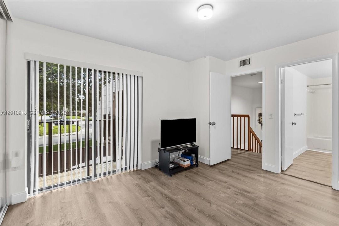 For Sale: $324,500 (2 beds, 2 baths, 1236 Square Feet)