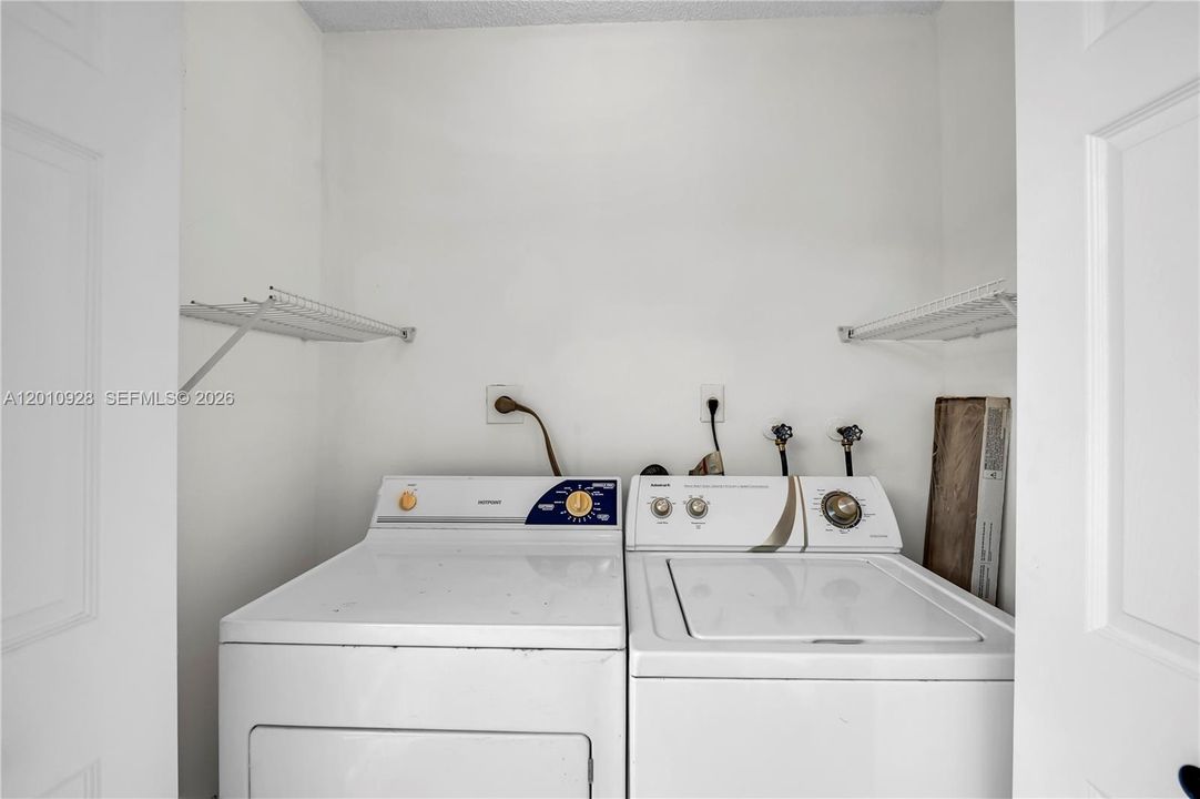 For Sale: $129,900 (2 beds, 2 baths, 1070 Square Feet)