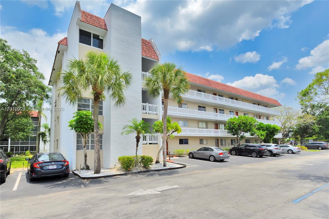 For Sale: $129,900 (2 beds, 2 baths, 1070 Square Feet)