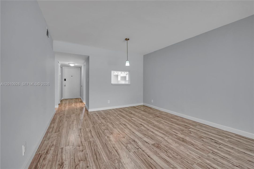 For Sale: $129,900 (2 beds, 2 baths, 1070 Square Feet)