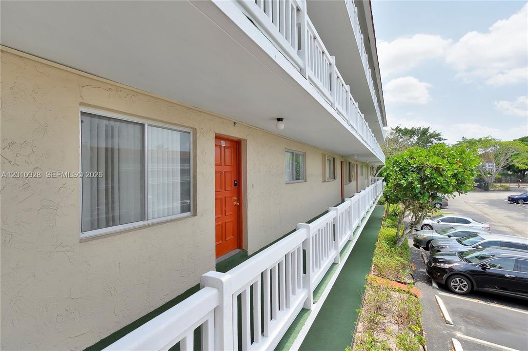 For Sale: $129,900 (2 beds, 2 baths, 1070 Square Feet)