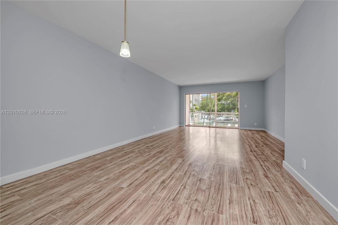 For Sale: $129,900 (2 beds, 2 baths, 1070 Square Feet)
