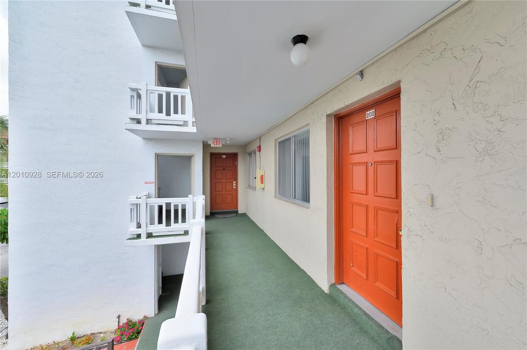 For Sale: $129,900 (2 beds, 2 baths, 1070 Square Feet)