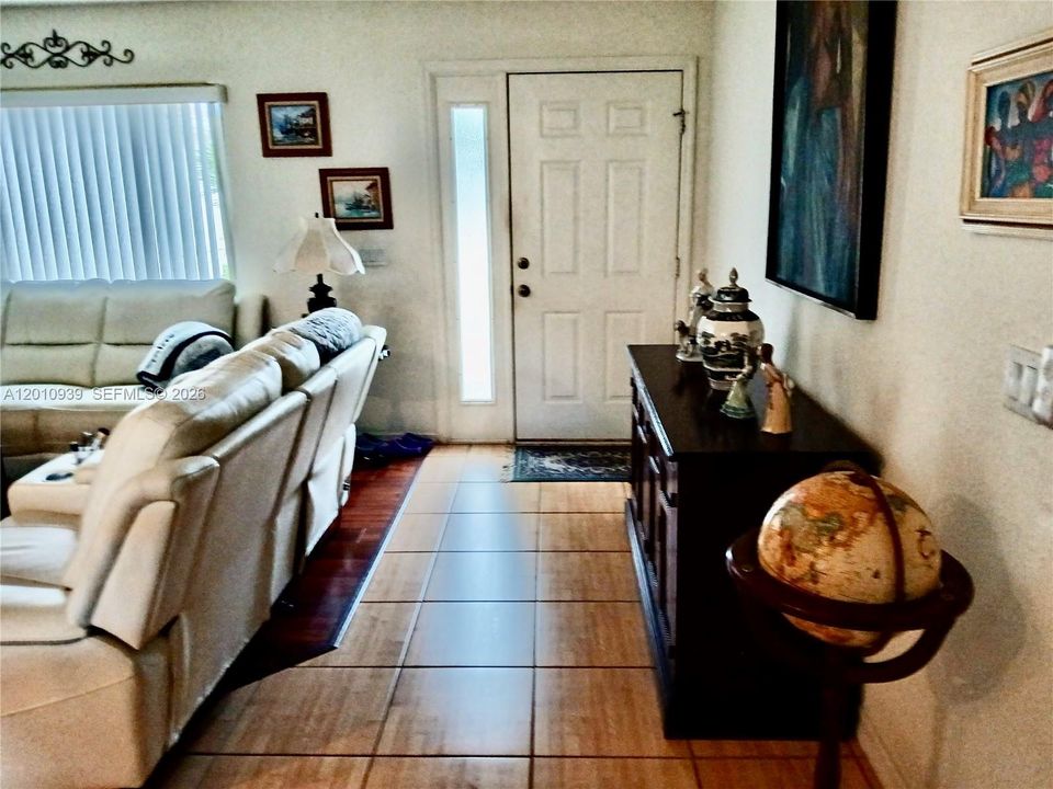 For Sale: $220,000 (2 beds, 2 baths, 1384 Square Feet)