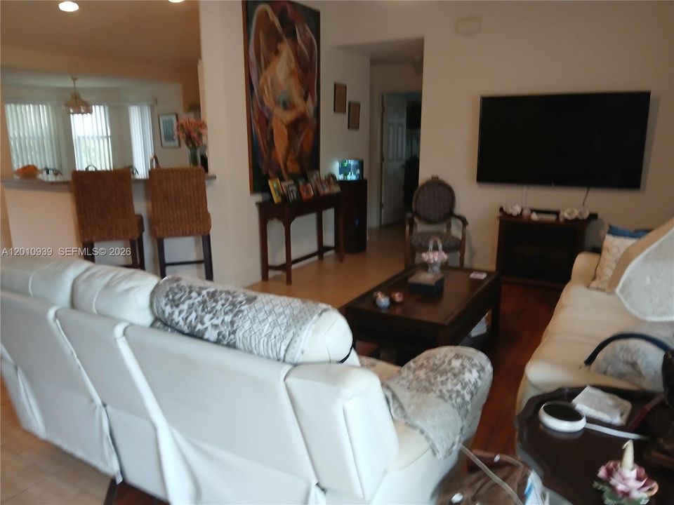 For Sale: $220,000 (2 beds, 2 baths, 1384 Square Feet)
