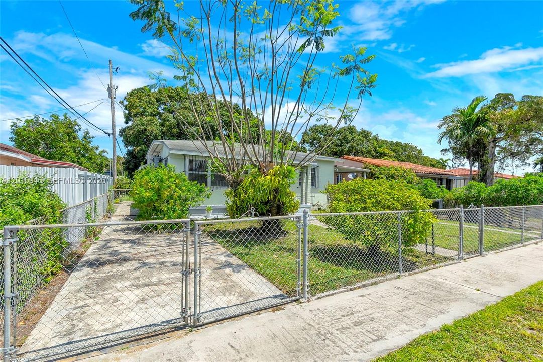 Activo con contrato: $569,999 (3 camas, 2 baños, 1350 Pies cuadrados)