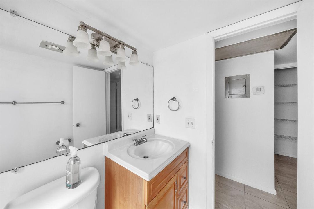 9 Bathroom (2)