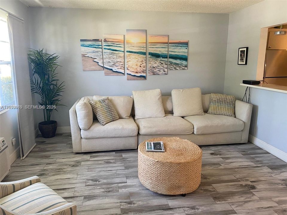 На продажу: $105,000 (1 спален, 1 ванн, 700 Квадратных фут)