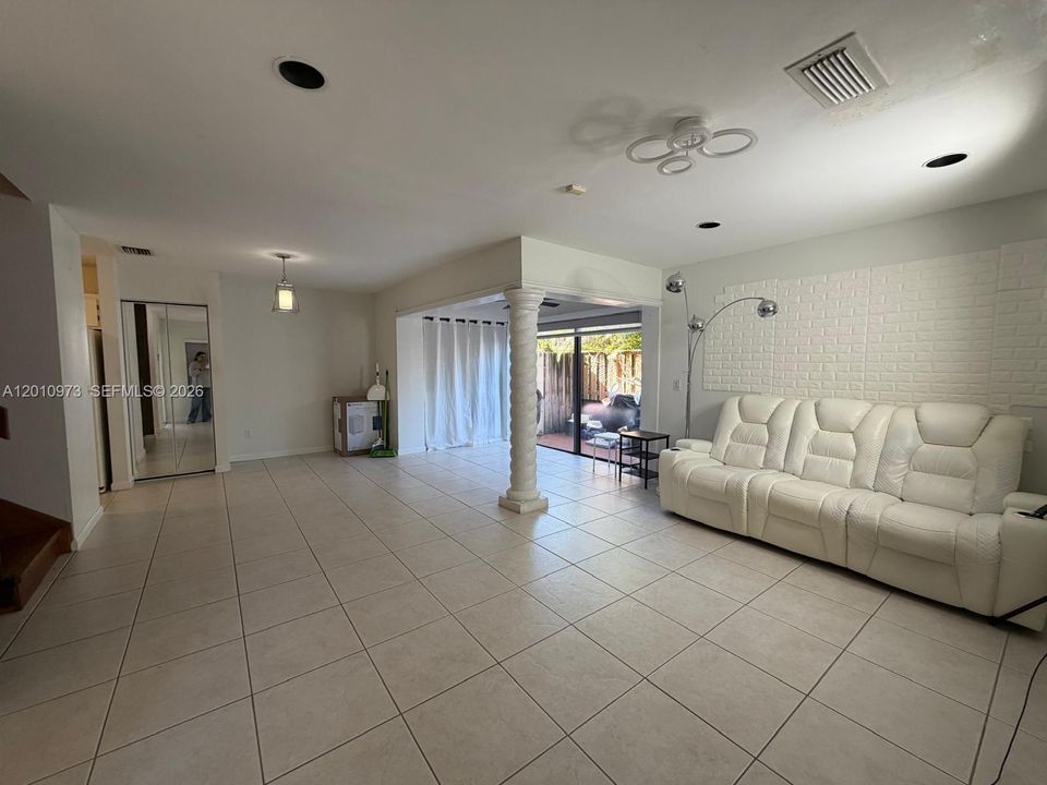 Activo con contrato: $399,000 (3 camas, 2 baños, 1218 Pies cuadrados)