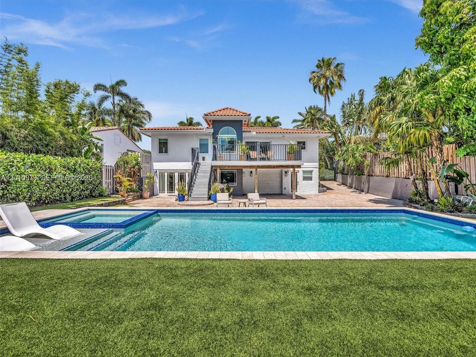 Activo con contrato: $1,495,000 (3 camas, 3 baños, 2456 Pies cuadrados)