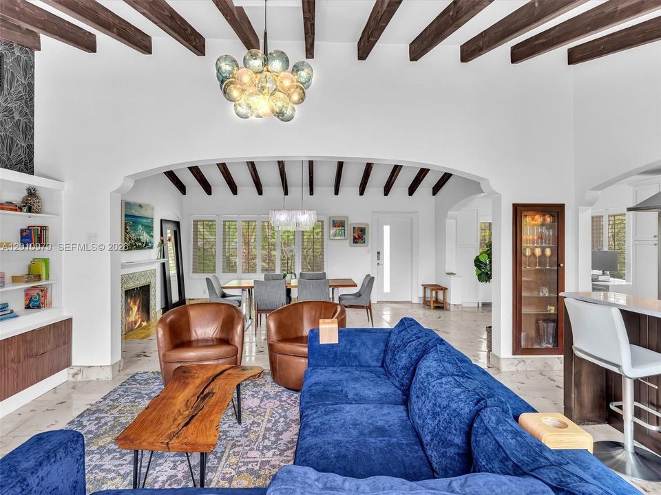 Activo con contrato: $1,495,000 (3 camas, 3 baños, 2456 Pies cuadrados)