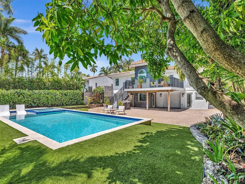 Activo con contrato: $1,495,000 (3 camas, 3 baños, 2456 Pies cuadrados)