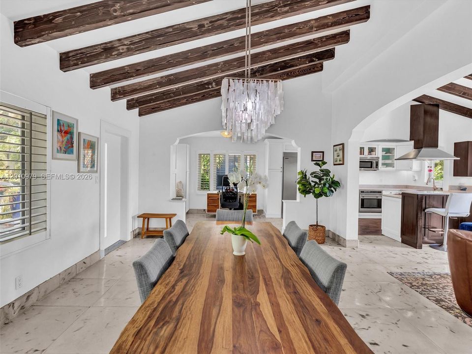 Activo con contrato: $1,495,000 (3 camas, 3 baños, 2456 Pies cuadrados)
