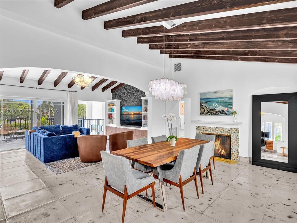 Activo con contrato: $1,495,000 (3 camas, 3 baños, 2456 Pies cuadrados)