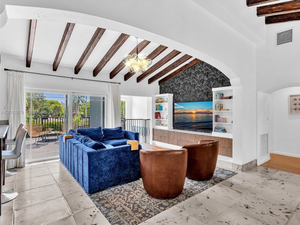 Activo con contrato: $1,495,000 (3 camas, 3 baños, 2456 Pies cuadrados)