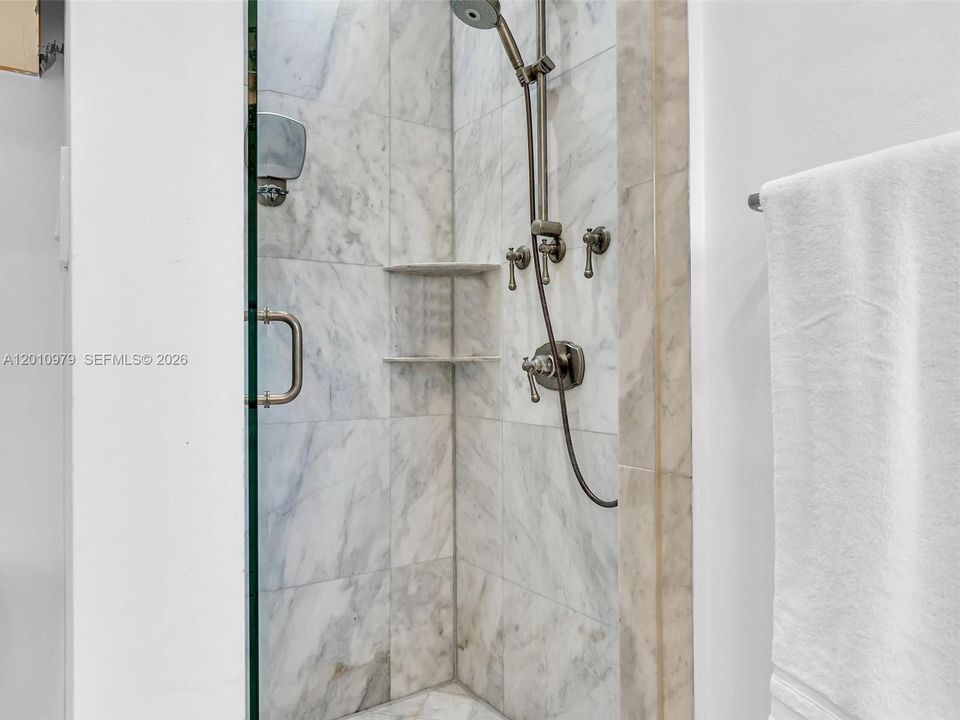 Activo con contrato: $1,495,000 (3 camas, 3 baños, 2456 Pies cuadrados)