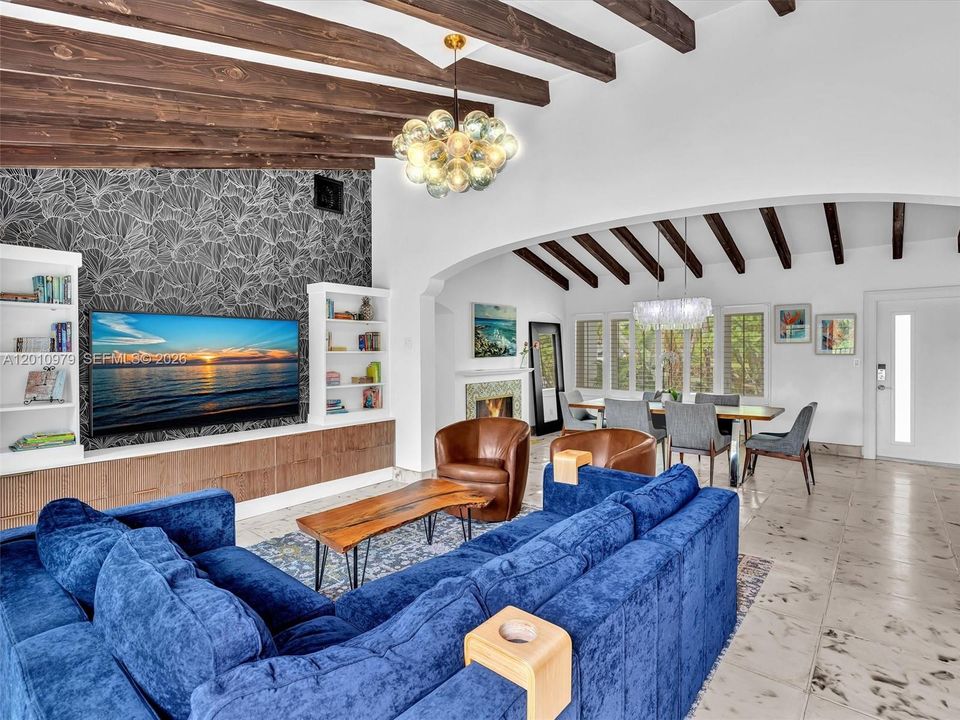 Activo con contrato: $1,495,000 (3 camas, 3 baños, 2456 Pies cuadrados)