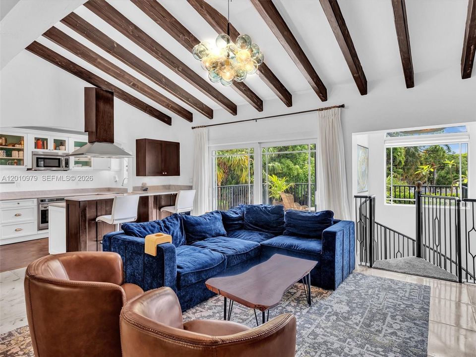 Activo con contrato: $1,495,000 (3 camas, 3 baños, 2456 Pies cuadrados)
