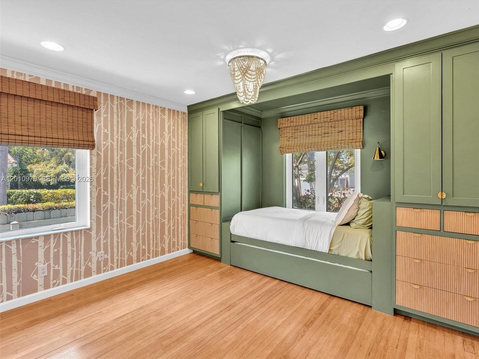 Activo con contrato: $1,495,000 (3 camas, 3 baños, 2456 Pies cuadrados)
