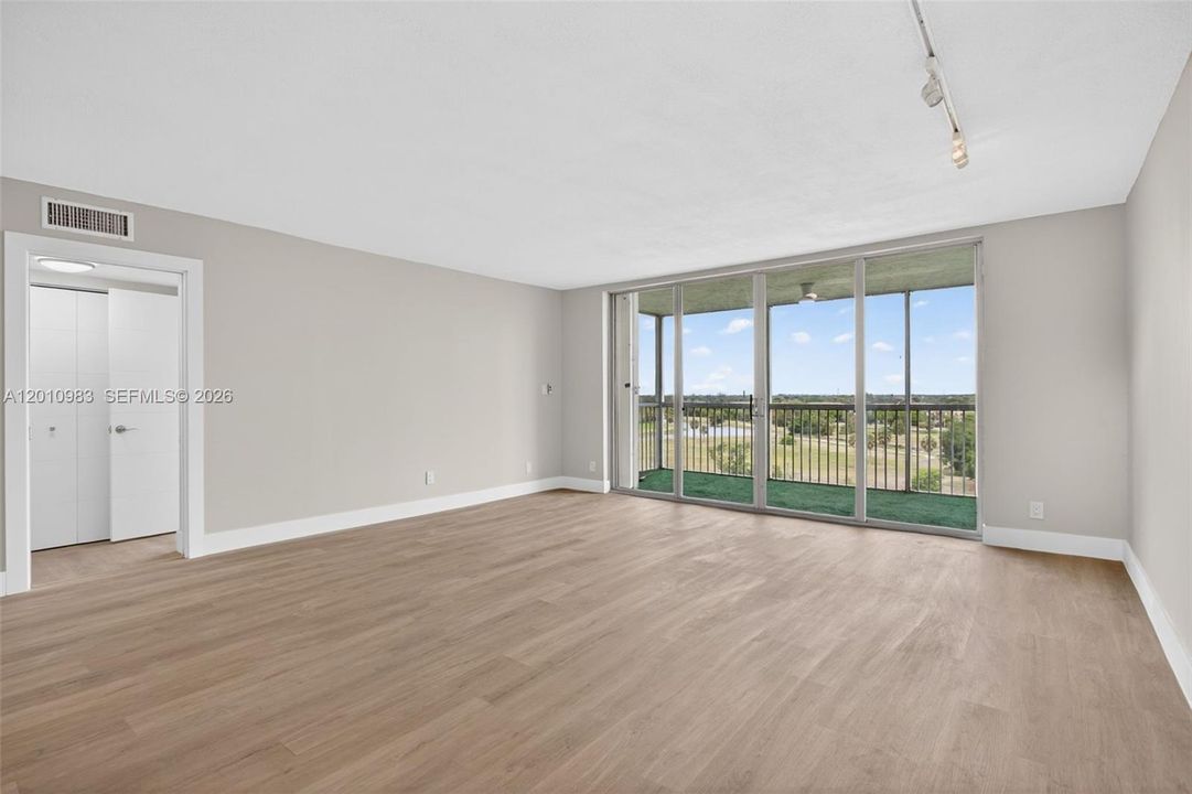 En Venta: $369,900 (3 camas, 2 baños, 1716 Pies cuadrados)